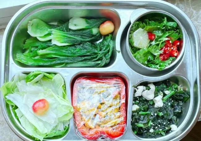 关晓彤晒视觉降温版健康餐 好似一盘子绿化带