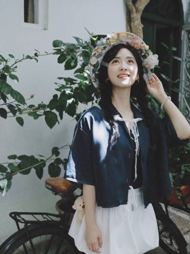 沈月扎双麻花辫温婉明媚 戴花环回眸一笑甜美可人