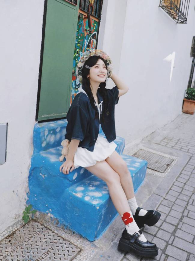 沈月扎双麻花辫温婉明媚 戴花环回眸一笑甜美可人