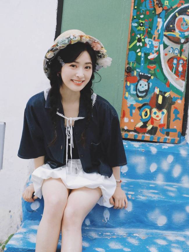 沈月扎双麻花辫温婉明媚 戴花环回眸一笑甜美可人