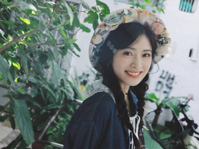 沈月扎双麻花辫温婉明媚 戴花环回眸一笑甜美可人