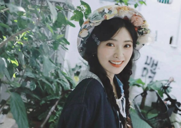 线上配资平台 沈月扎双麻花辫温婉明媚 戴花环回眸一笑甜美可人