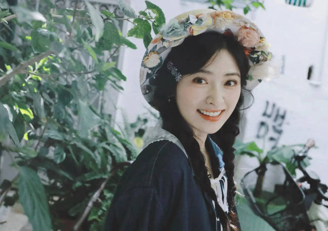 沈月扎双麻花辫温婉明媚 戴花环回眸一笑甜美可人