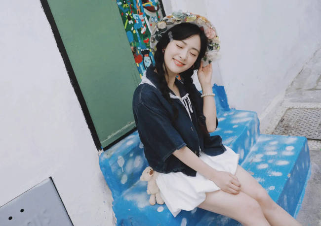 沈月扎双麻花辫温婉明媚 戴花环回眸一笑甜美可人