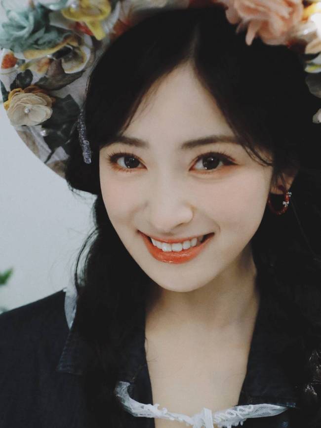 沈月扎双麻花辫温婉明媚 戴花环回眸一笑甜美可人