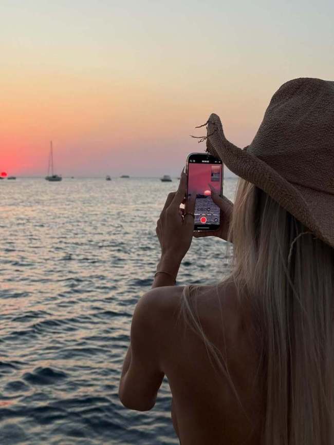 Sylvija穿比基尼身材凹凸有致 乘船出海欣赏日落