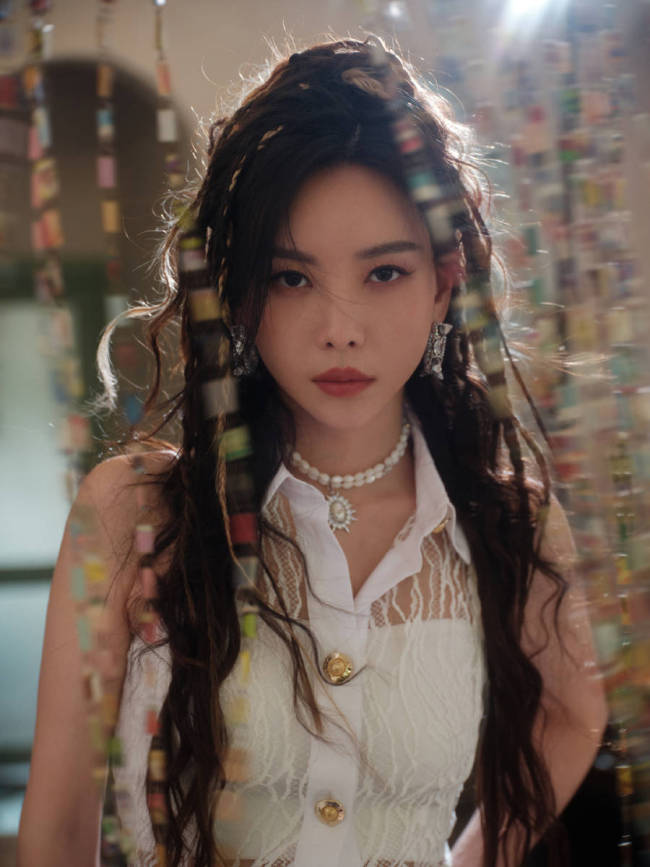 于文文穿蕾丝背心曲线曼妙 卷发配烟熏妆个性十足