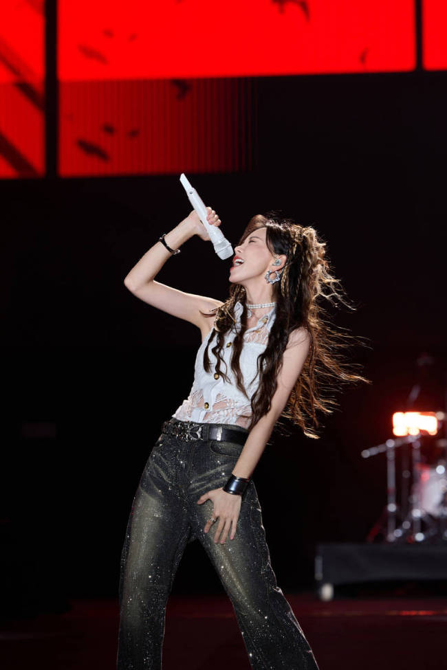 于文文穿蕾丝背心曲线曼妙 卷发配烟熏妆个性十足