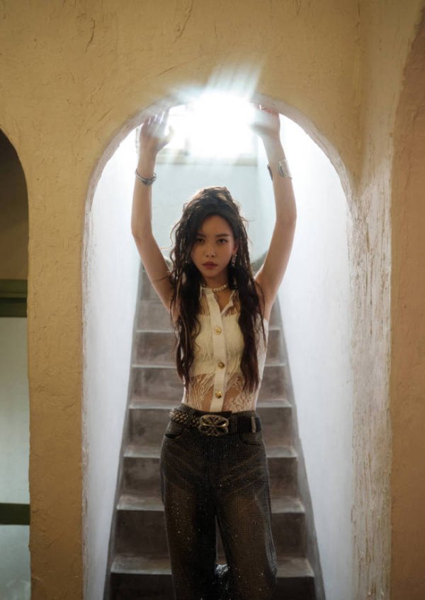 实盘炒股配资 于文文穿蕾丝背心曲线曼妙 卷发配烟熏妆个性十足