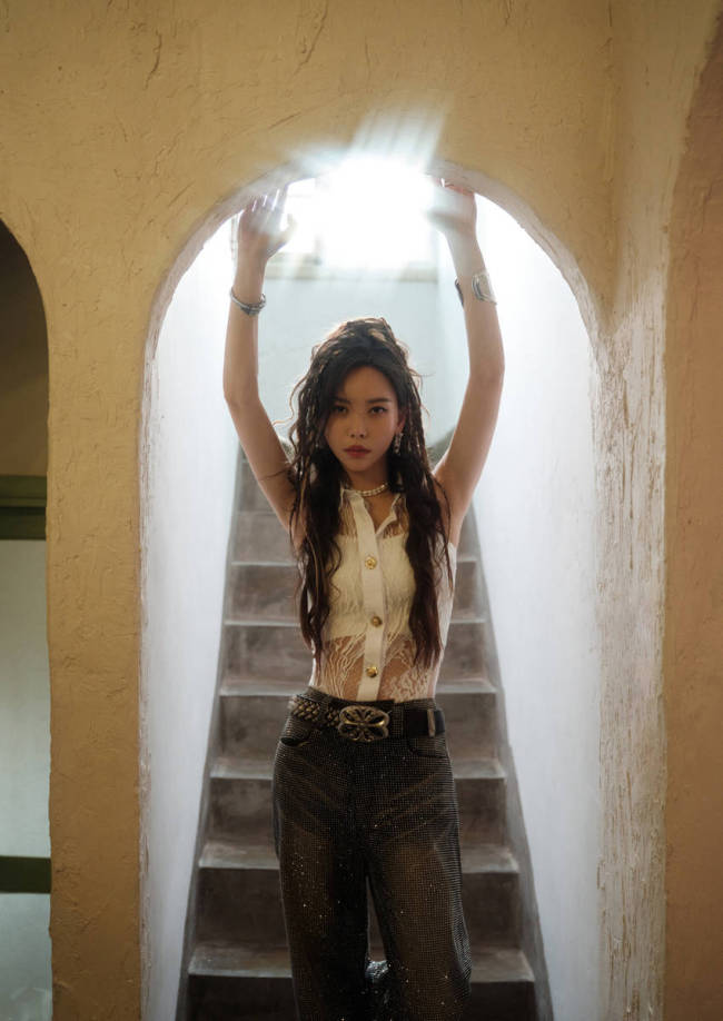 于文文穿蕾丝背心曲线曼妙 卷发配烟熏妆个性十足