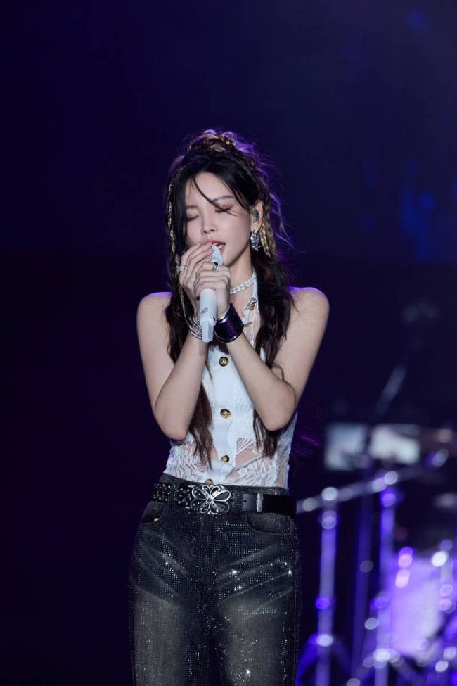 于文文穿蕾丝背心曲线曼妙 卷发配烟熏妆个性十足