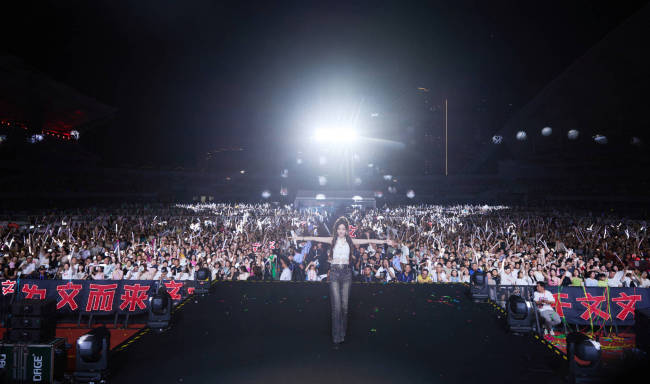 于文文穿蕾丝背心曲线曼妙 卷发配烟熏妆个性十足